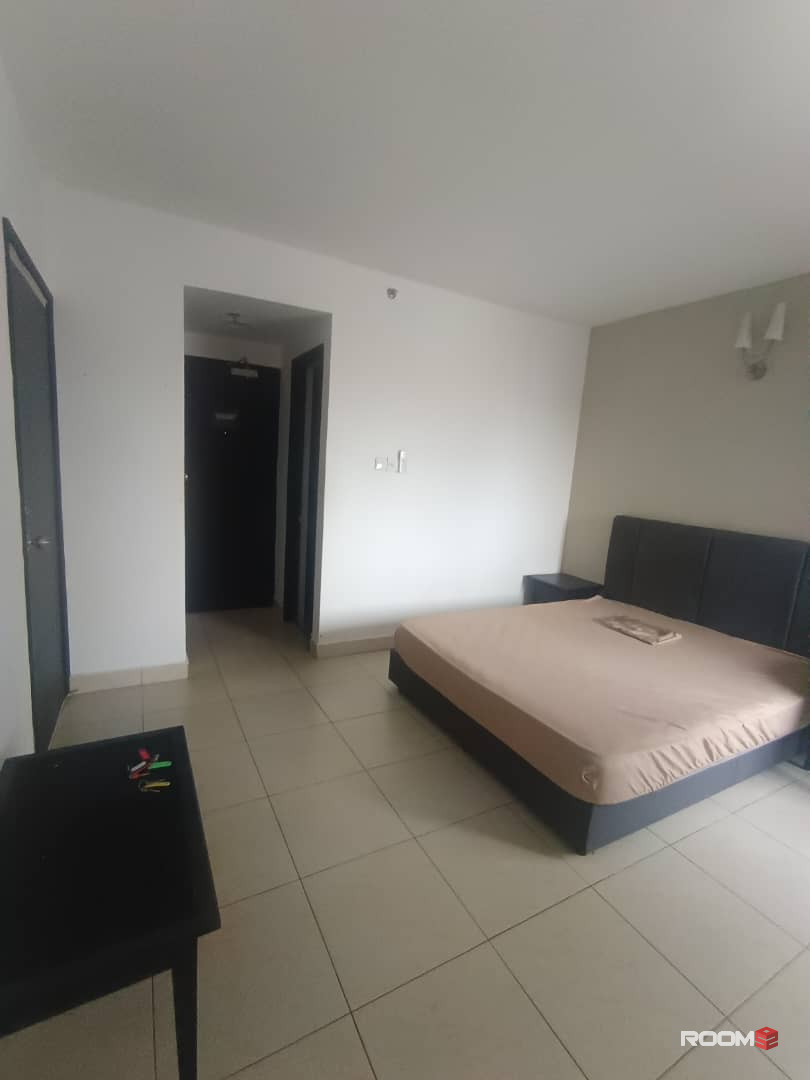 MASTER BEDROOM WITH PRIVATE TOILET, 7 MIN WALK TO CIQ