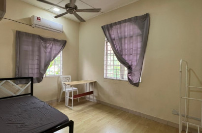 Middle Or Single Room with Multi-use wardrobe at KotaKemuning, 2min walk to Aeon Big Bkt Rimau, 5min Drive to Gamuda Wal