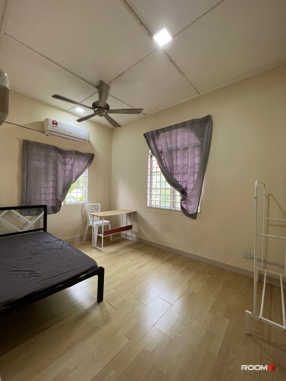 Middle Or Single Room with Multi-use wardrobe at KotaKemuning, 2min walk to Aeon Big Bkt Rimau, 5min Drive to Gamuda Wal