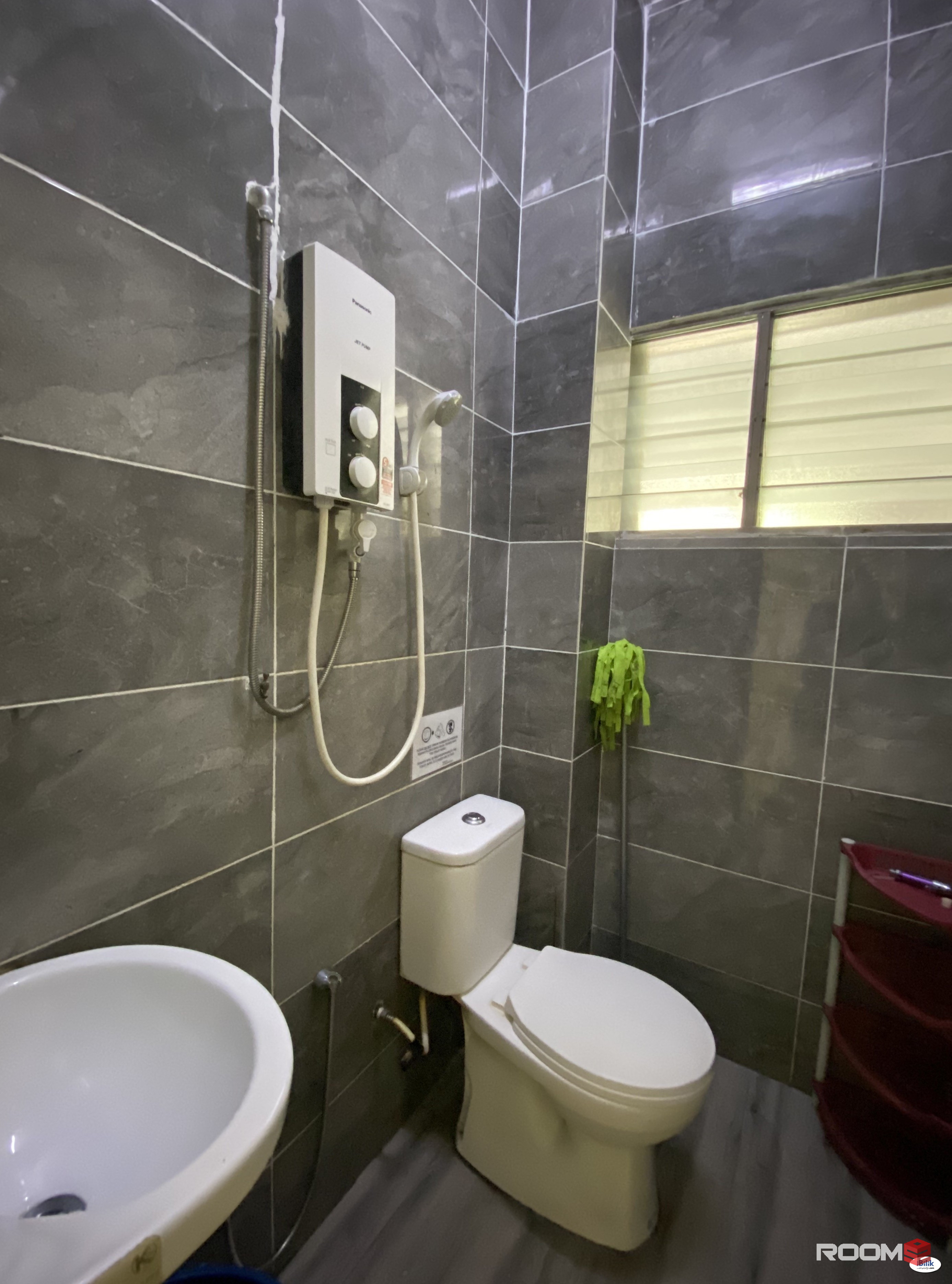 Middle Room With Balcony at Sea Park, 10mins walking to LRT Paramount Petaling Jaya