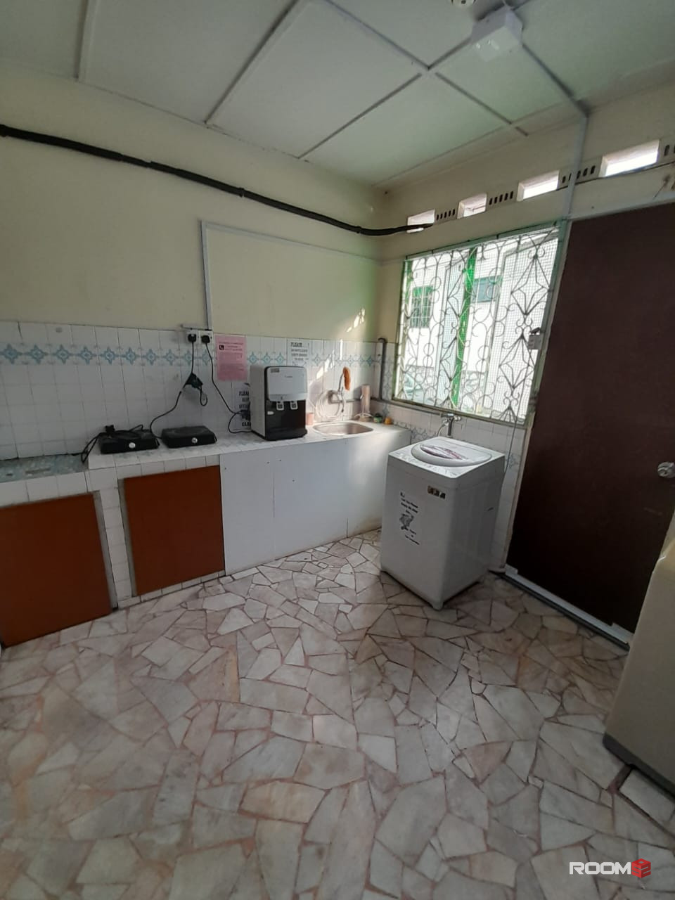 SS2 cheapest MASTER ROOM WITH PRIVATE BATHROOM & Balcony very near to SS2 center