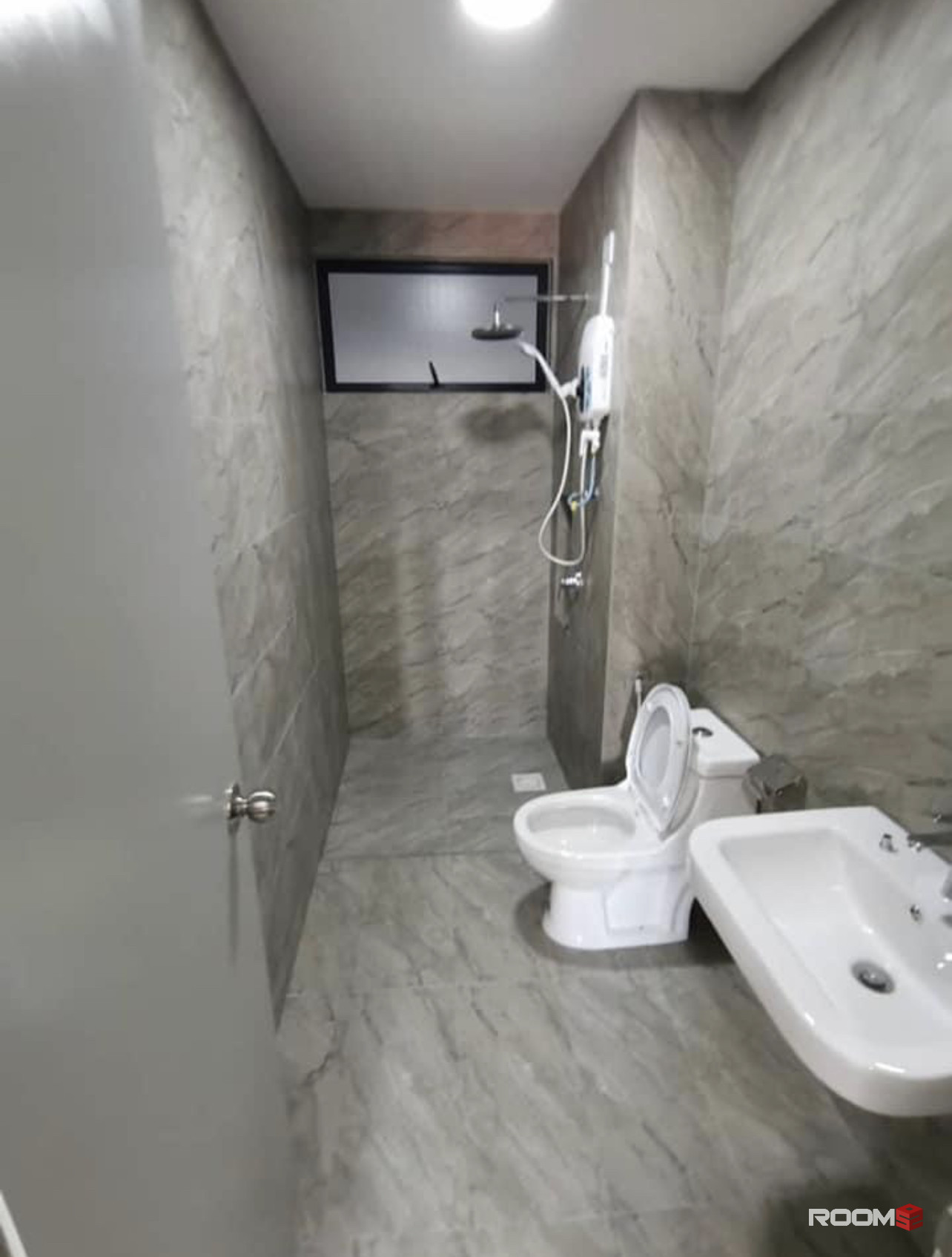 Medium Room With Balcony For Rent At The Hamstead Residence