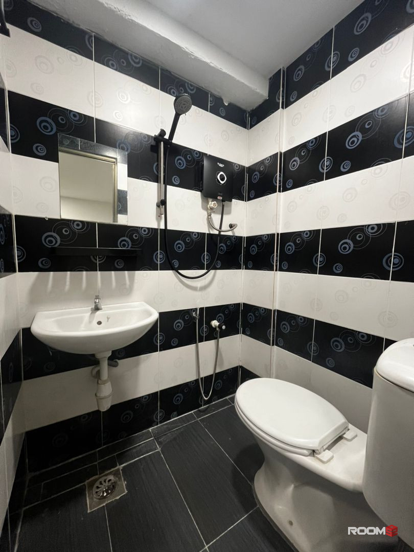 🔥END OF YEAR PROMOTION‼️ SUPER CONVENIENT ROOM FOR RENT IN SERI KEMBANGAN🤩NEAR TO MRT STATION🚉 0 DEPOSIT✅