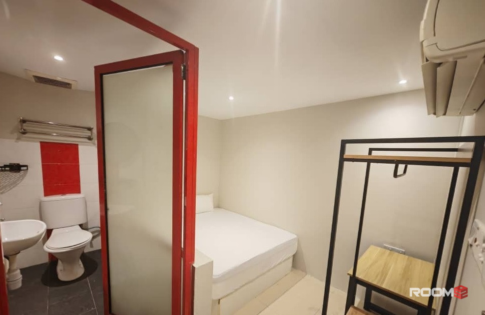 Kuchai Lama 🏠Ready Move-In 🏠 Master Room attached toilet +queenbed + AC