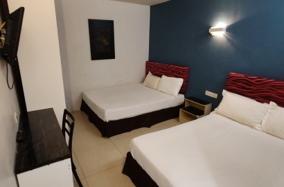 Master Room at The Strand Mall 🛏️🚿 Steps from MRT Surian 🚶 ♂️✨Experience a Queen Size Bed & Private Bathroom! 􀳦