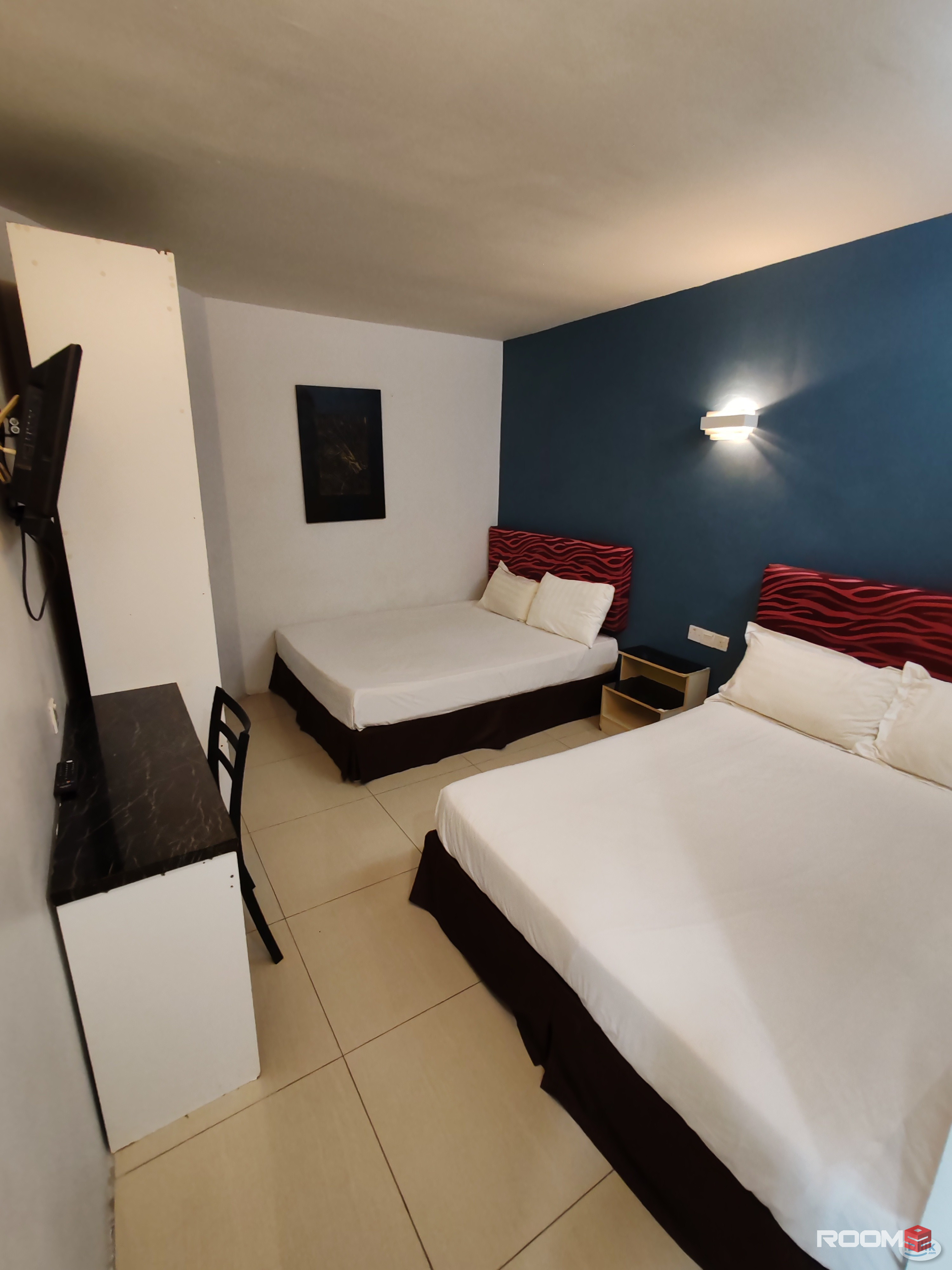 Master Room at The Strand Mall 🛏️🚿 Steps from MRT Surian 🚶 ♂️✨Experience a Queen Size Bed & Private Bathroom! 􀳦