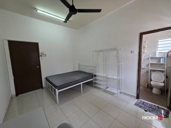 HOT PROMO 🔥 Middle Room for Rent at Kota Kemuning 🚘