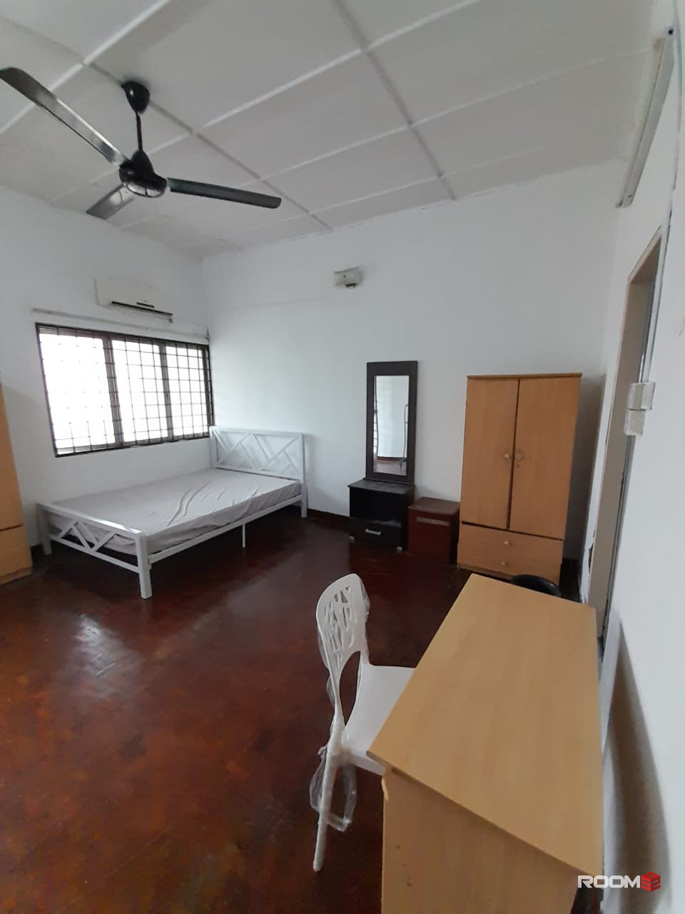 SS2 cheapest MASTER ROOM WITH PRIVATE BATHROOM & Balcony very near to SS2 center