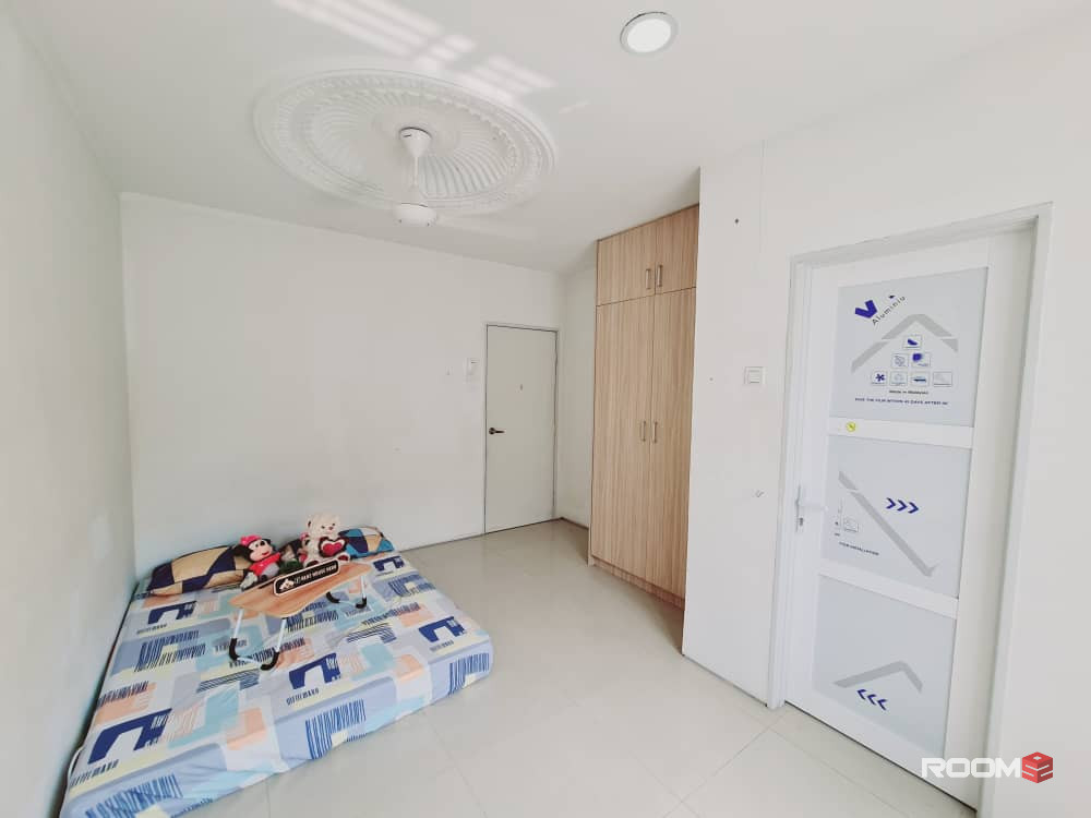 "𝐌𝐈𝐃𝐃𝐋𝐄" room at 👉 Cheras Selatan, Bilik Sewa Balakong [𝐍𝐞𝐚𝐫 𝐊𝐓𝐌 🚀💥] Tmn Mesra Utama, Amerin Mall, AEON,