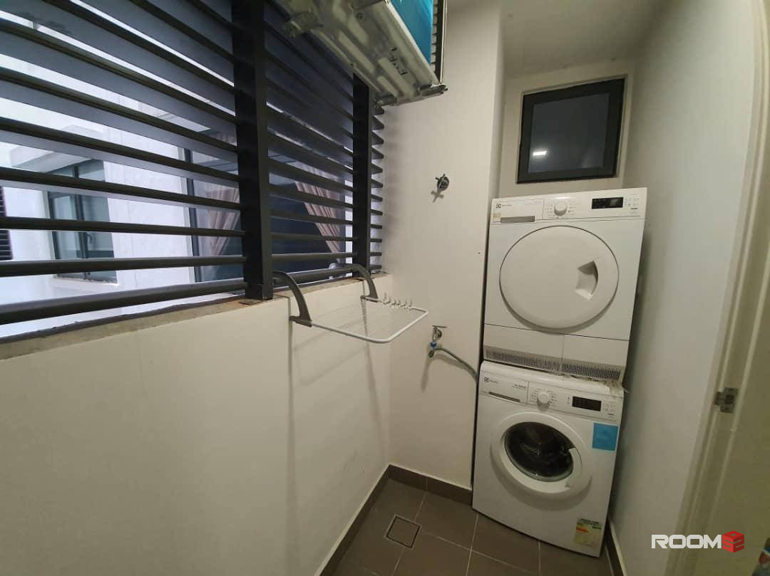 🔥Affordable Shared Room with Free Utilities for rent beside UOW KDU College!