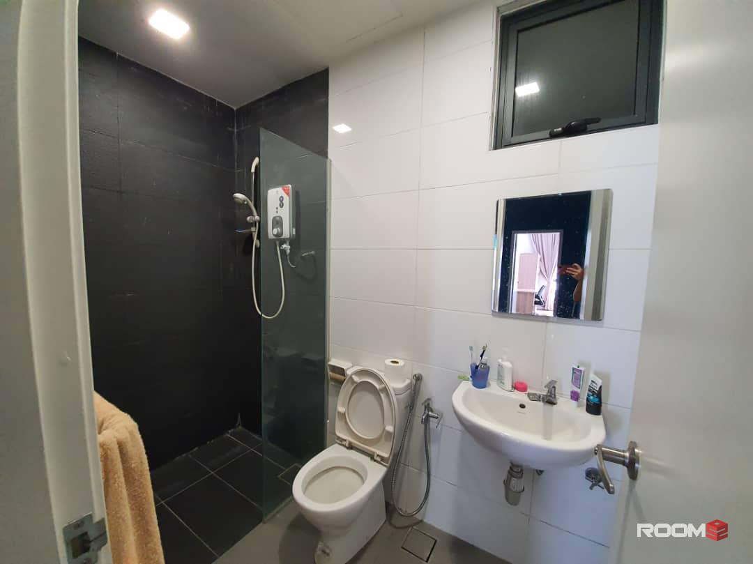 Prefer FEMALE 😇 Shared Room for RENT 💥Utropolis Glenmarie SHAH ALAM