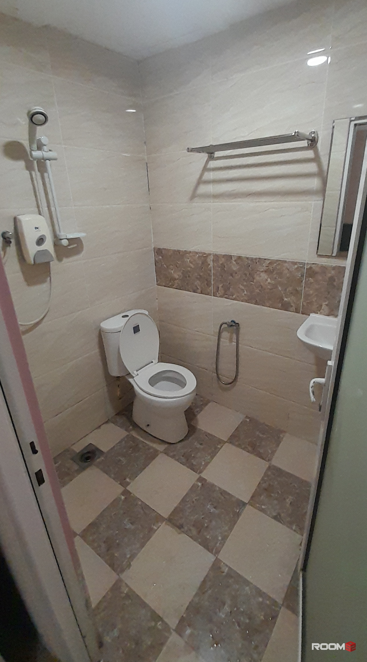 A Private Room Attached with a Bathroom and a Windows. @t the Sunway Mentari. 🚍5min walk to BRT Mentari station.