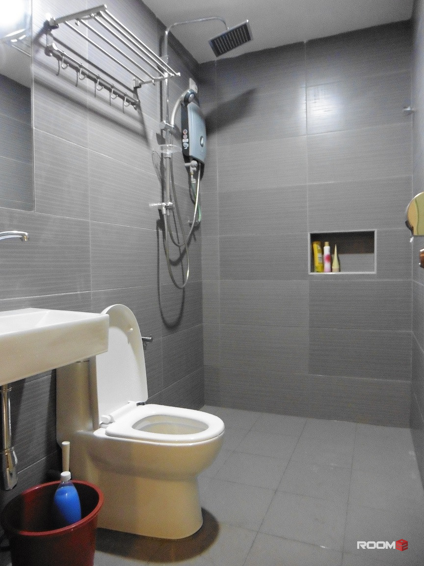 Room + Free carpark near Sri Petaling Commercial Centre