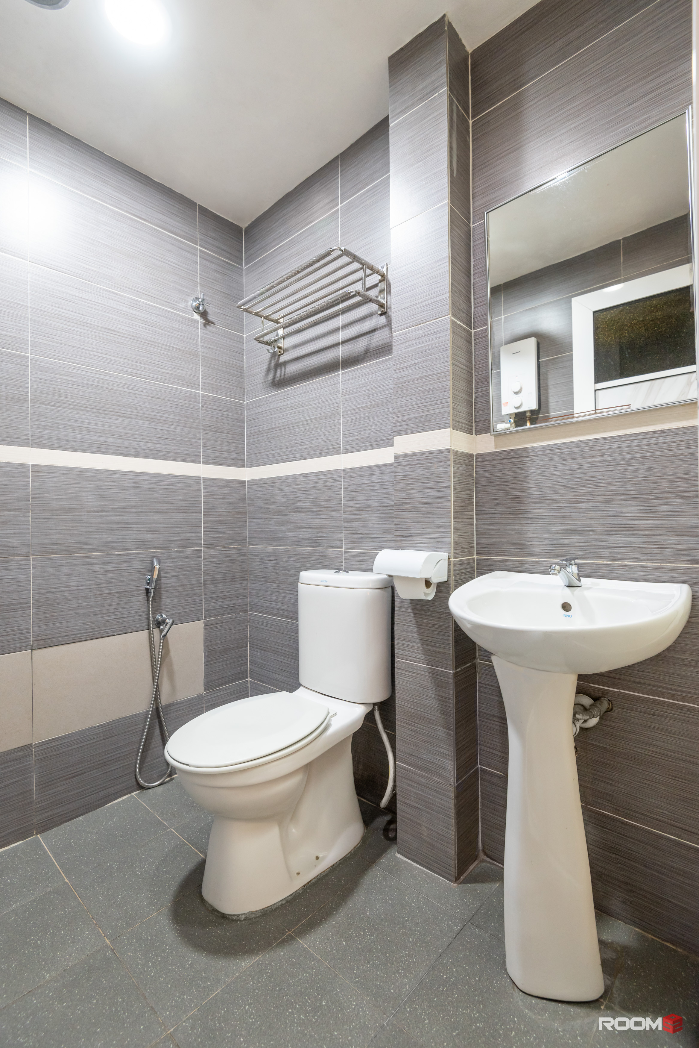 Working at UOA Business Park ❓ Check this Room attach with Toilet near to LRT Subang