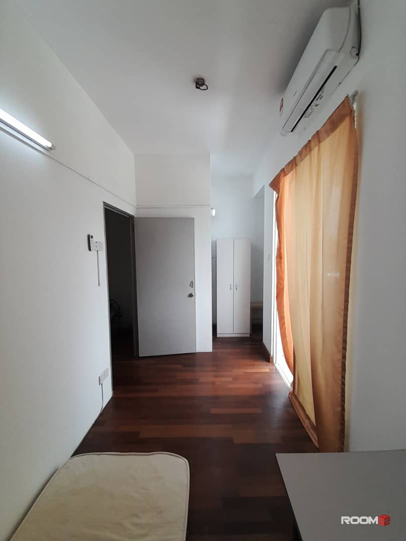 1 min Walking Distance to  LRT TAMAN PARAMOUNT Single Room at TamanParamount