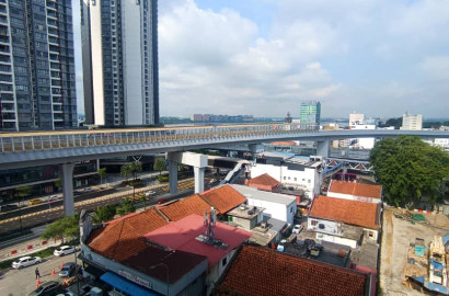 MASTER BEDROOM WITH PRIVATE TOILET, 7 MIN WALK TO CIQ