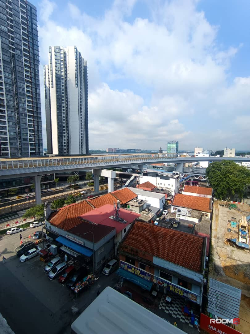 MASTER BEDROOM WITH PRIVATE TOILET, 7 MIN WALK TO CIQ