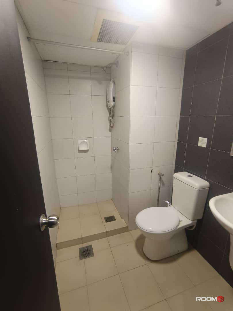 MASTER BEDROOM WITH PRIVATE TOILET, 7 MIN WALK TO CIQ