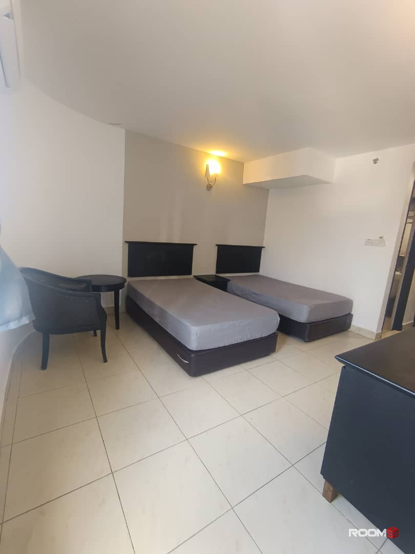 MASTER BEDROOM WITH PRIVATE TOILET, 7 MIN WALK TO CIQ