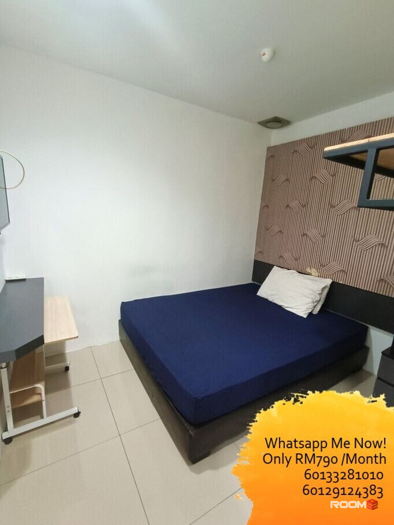 Near MRT /LRT Free Parking Hotel Master Room at SS6, Kelana Jaya