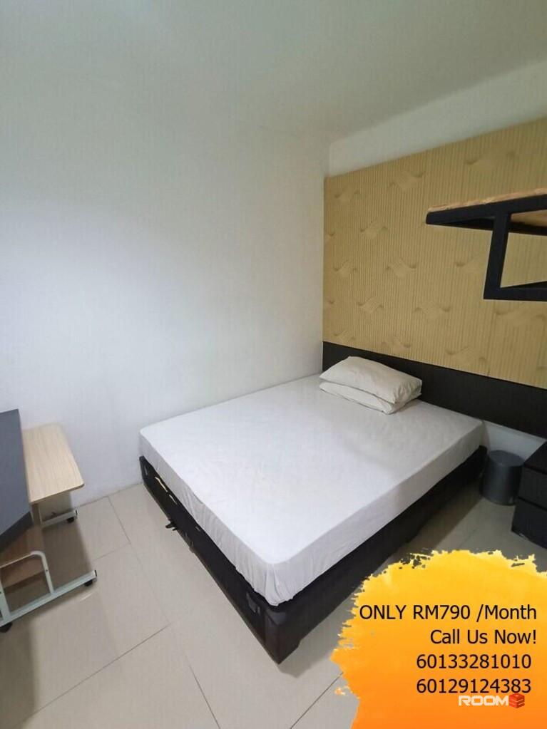 Near MRT /LRT Free Parking Hotel Master Room at SS6, Kelana Jaya