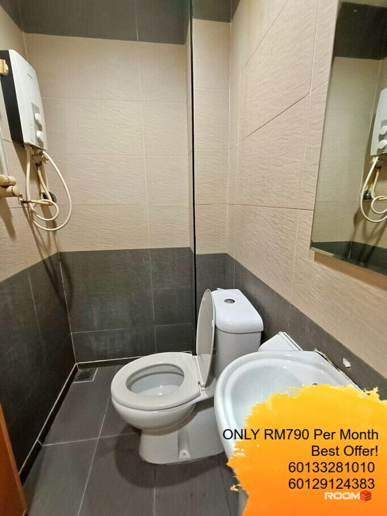 Near MRT /LRT Free Parking Hotel Master Room at SS6, Kelana Jaya
