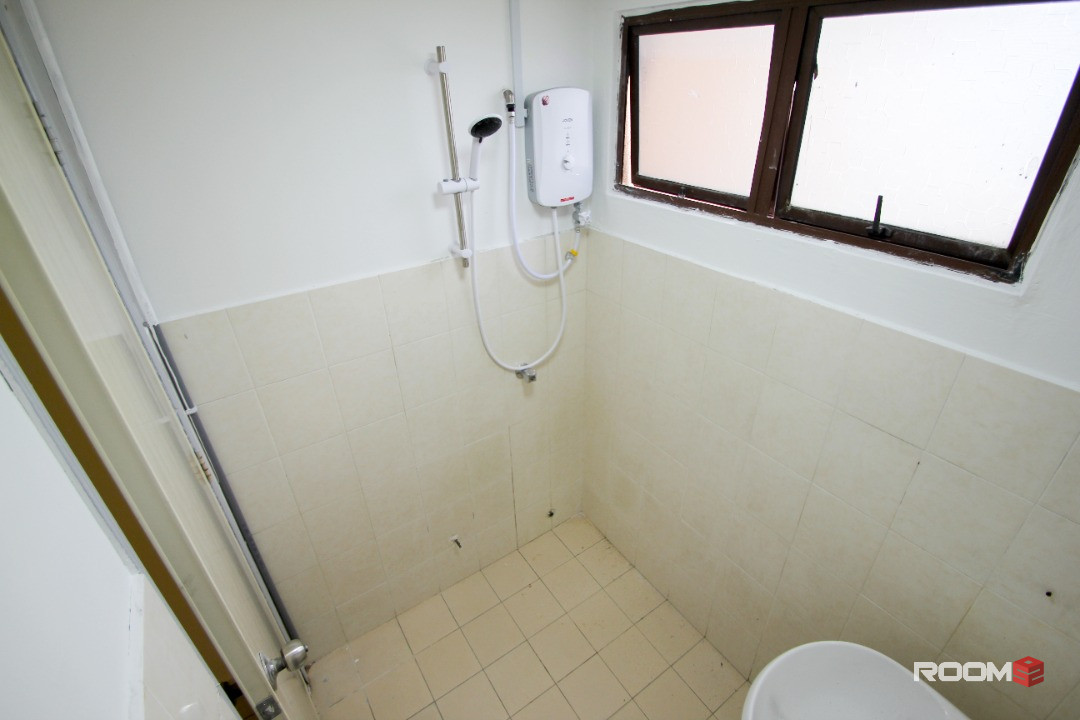 [FEMALE UNIT] NO DEPOSIT!!! Middle Room with Window & Aircond