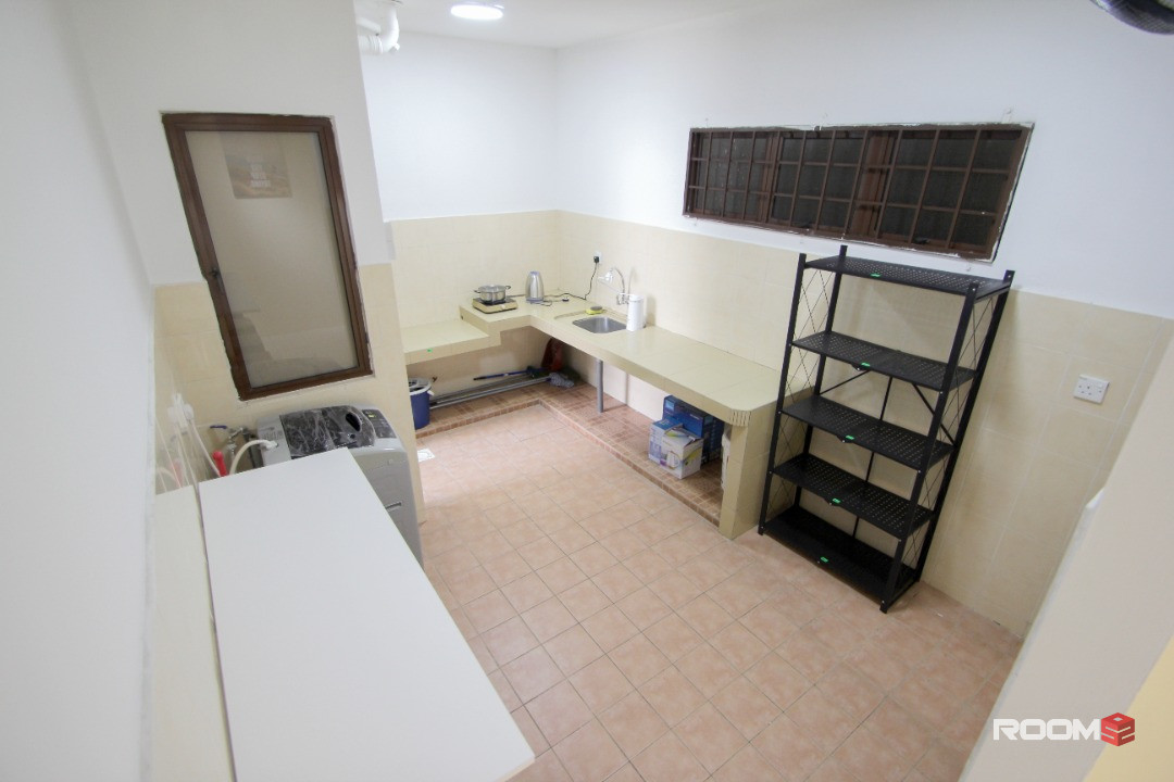 [FEMALE UNIT] NO DEPOSIT!!! Middle Room with Window & Aircond