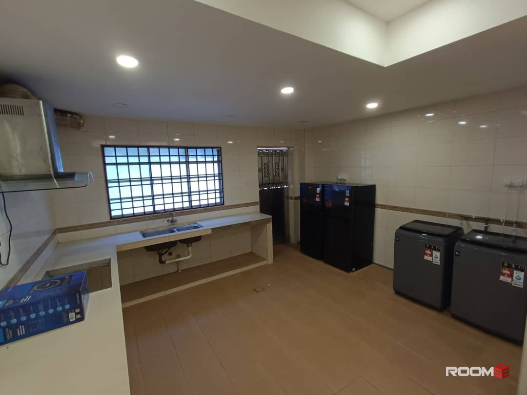 Master Room with Private Bathroom at BUKIT RAJA KLANG