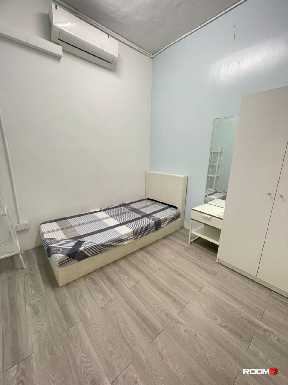 Walking Distance to INTI College & LRT Station. Middle Room Rent in SS15, Subang Jaya