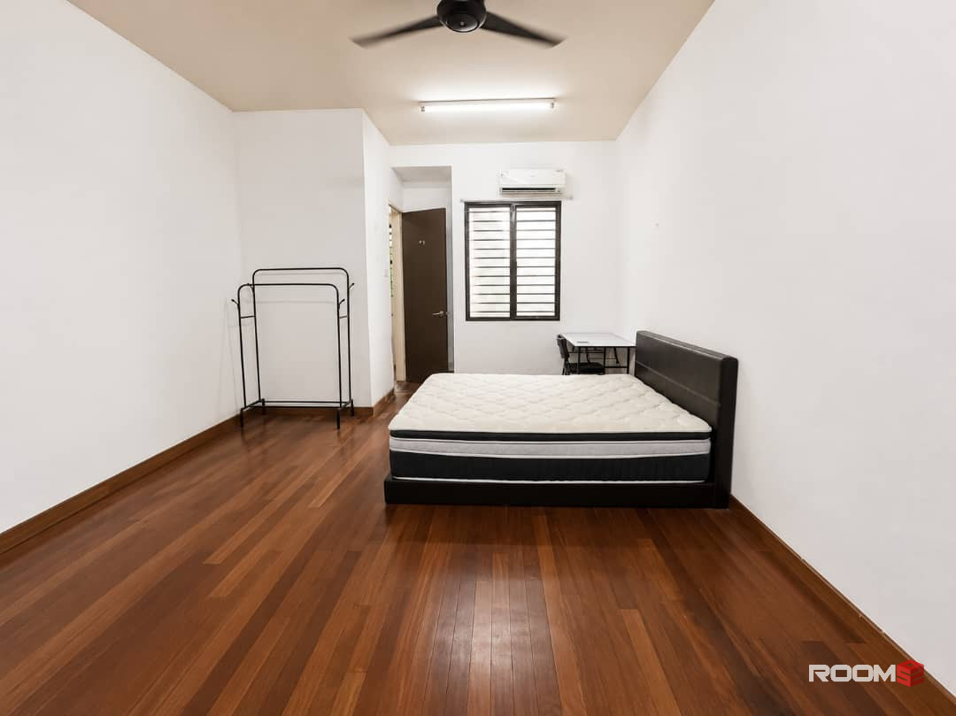 🏡 Medium Room with Private Bathroom @ Alam Impian | 🚗 5–8 mins to AEON BiG Seksyen 23 🛍️