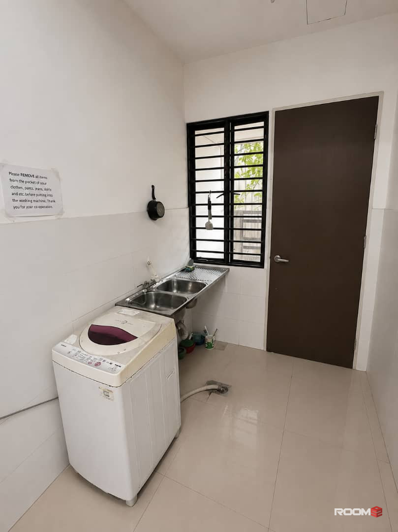🏡 Medium Room with Private Bathroom @ Alam Impian | 🚗 5–8 mins to AEON BiG Seksyen 23 🛍️