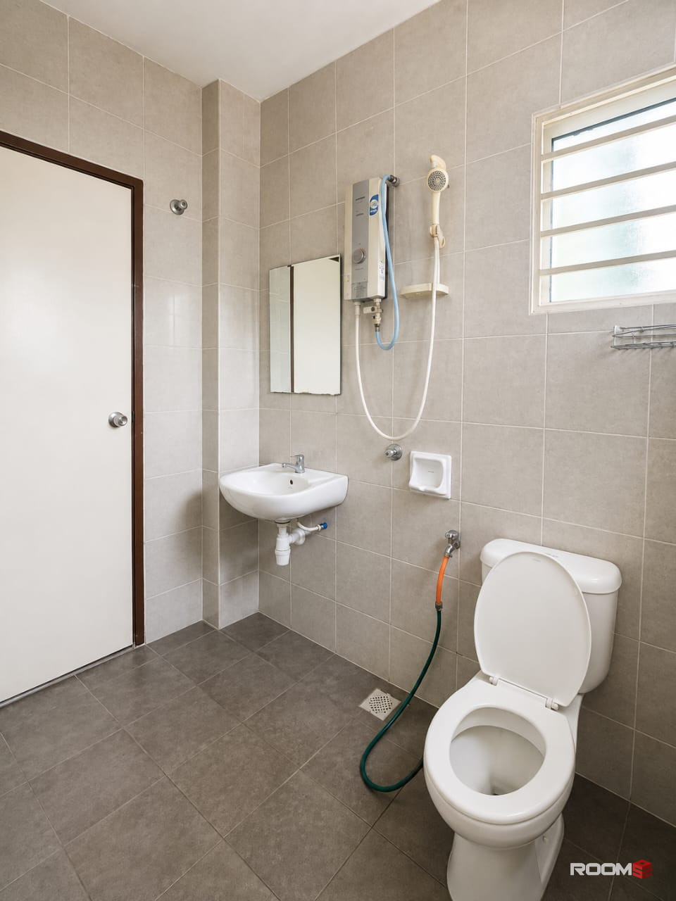 🏡 Medium Room For Rent @ Shah Alam 🔥 | 🚗  Near Plaza Sri Muda 🛍️ | Aircond + Free WiFi 🛜