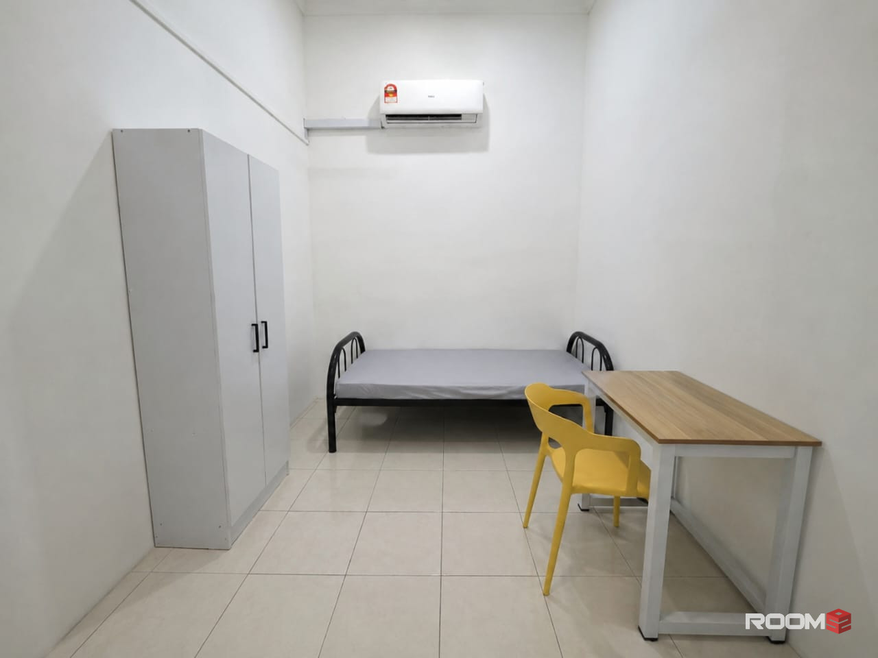 🚗 5 Mins To Giant Hypermarket Kemuning Utama 🔥 | 🏡 Spacious Room For Rent @ Kota Kemuning | ❄️ Aircond + Free WiFi 📶