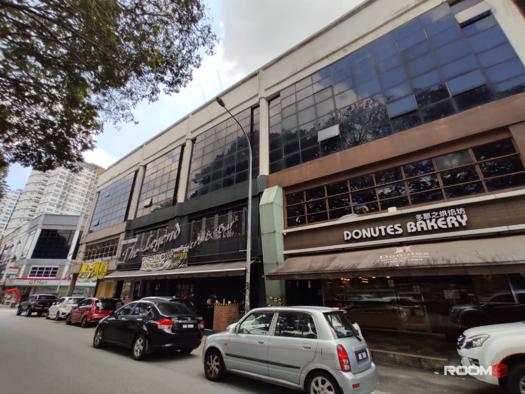 A private #master room at high density city centre #Puchong IOI Boulevard Biz Park. Nearby 🚅 #IOI Puchong Jaya LRT