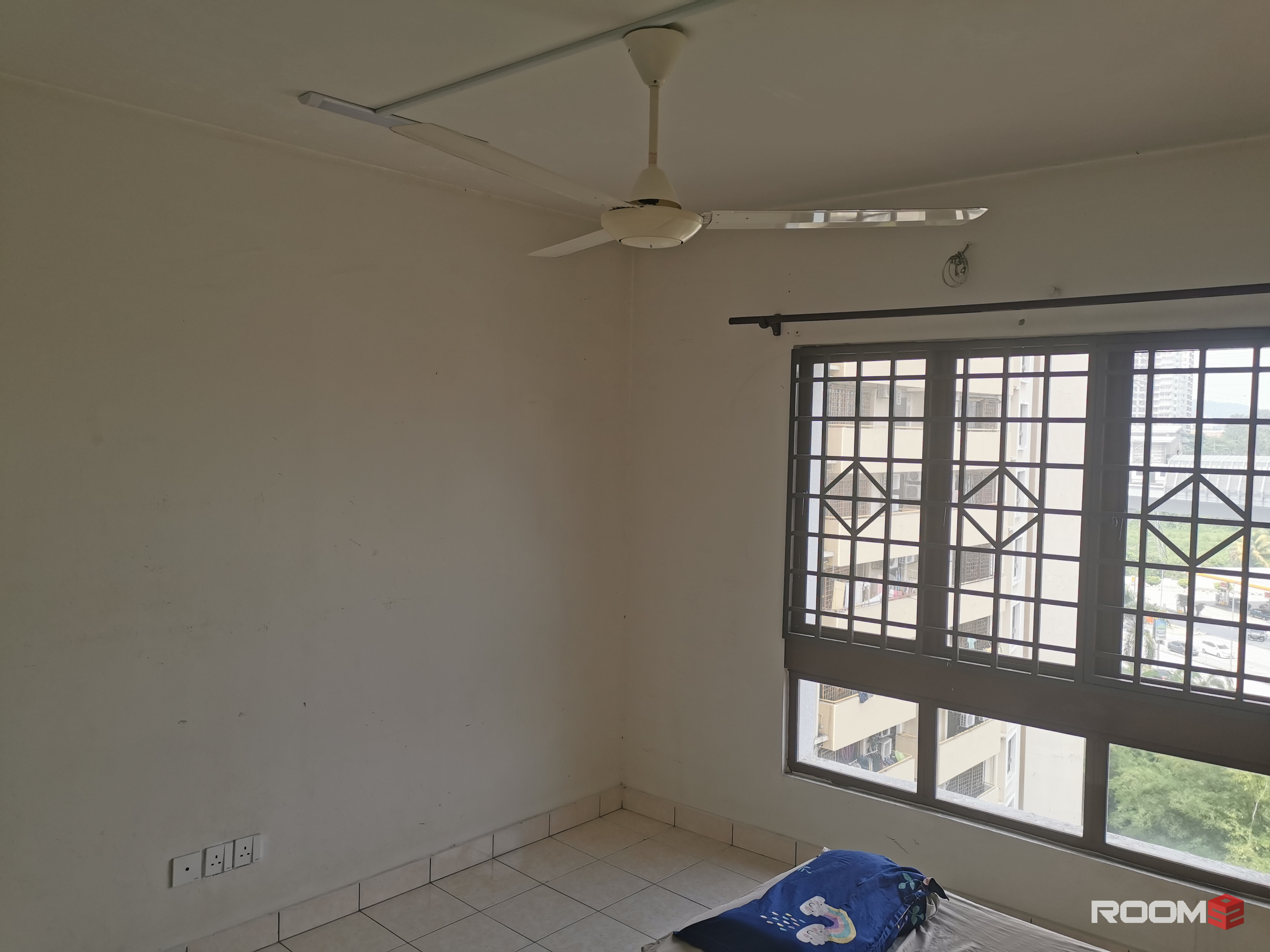 Middle Room For Rent at Palm Spring