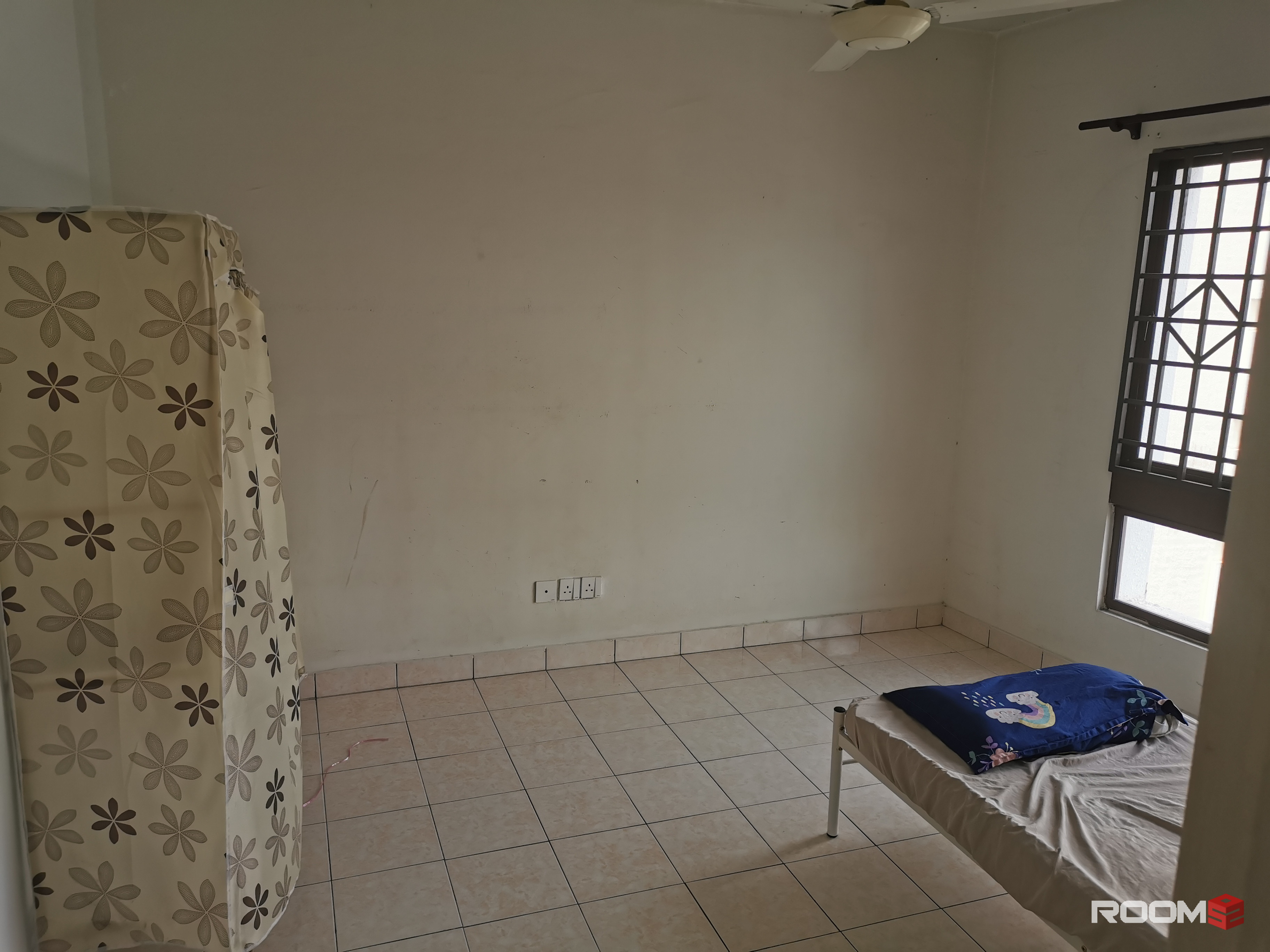 Middle Room For Rent at Palm Spring