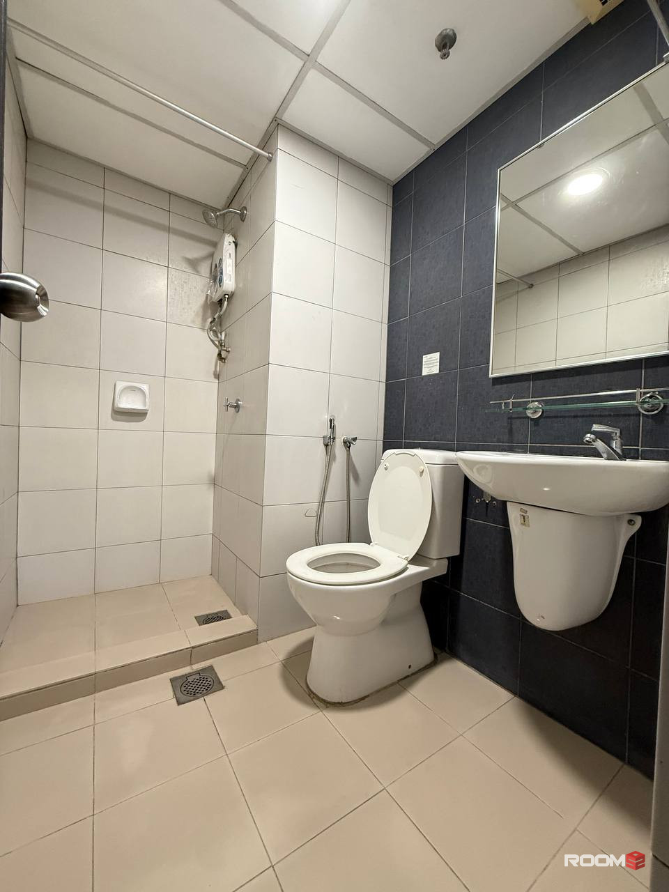 🚀 Move in Today! Suria City Hotel – Prime Location Near CIQ/JBCC/KOMTAR! 🏃‍♂️ Comfortable rooms, FREE WiFi & ZERO depo