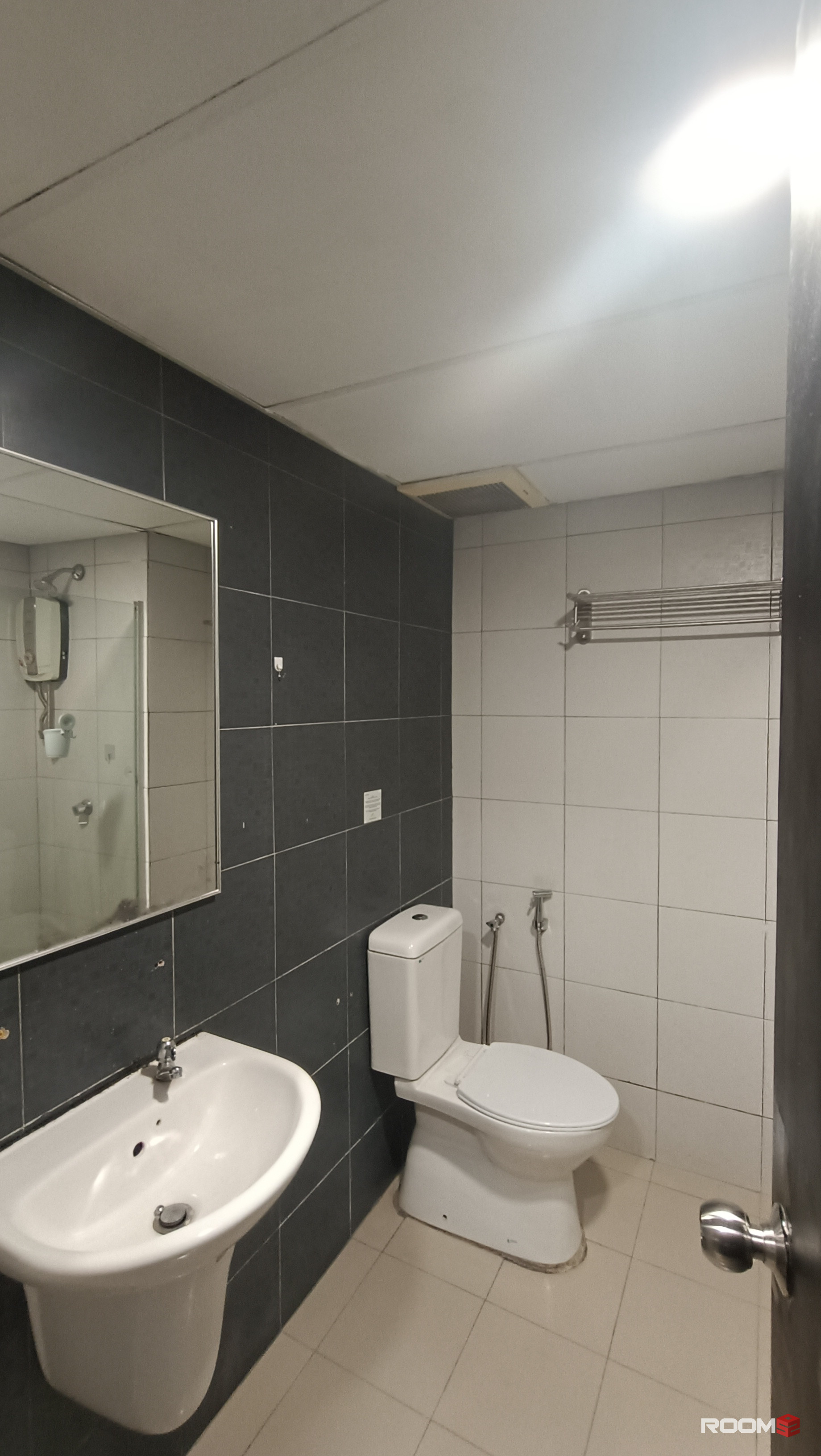 🏙️ Zero Deposit! Cozy Room @ Suria City 🌟 Walk to CIQ & R&F Mall 🚶‍♂️