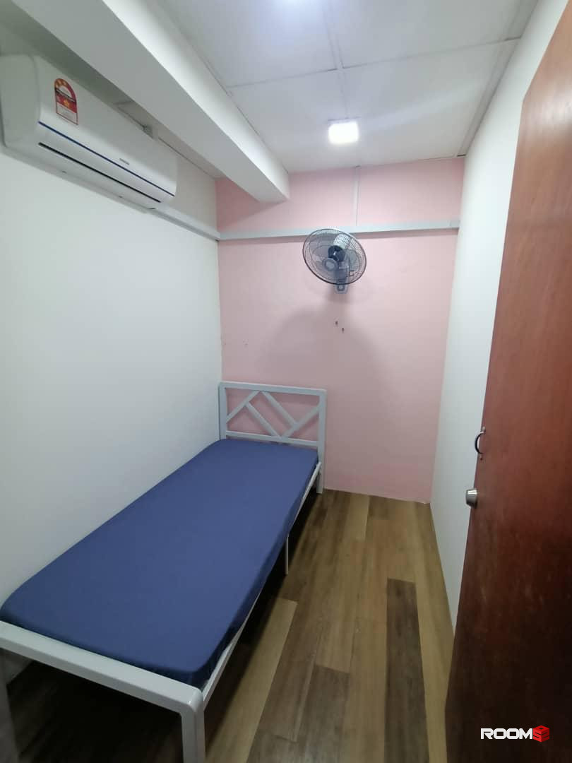 Female Unit 🌈 Room + AirCond + Free WiFi near IOI Puchong LRT 🚄