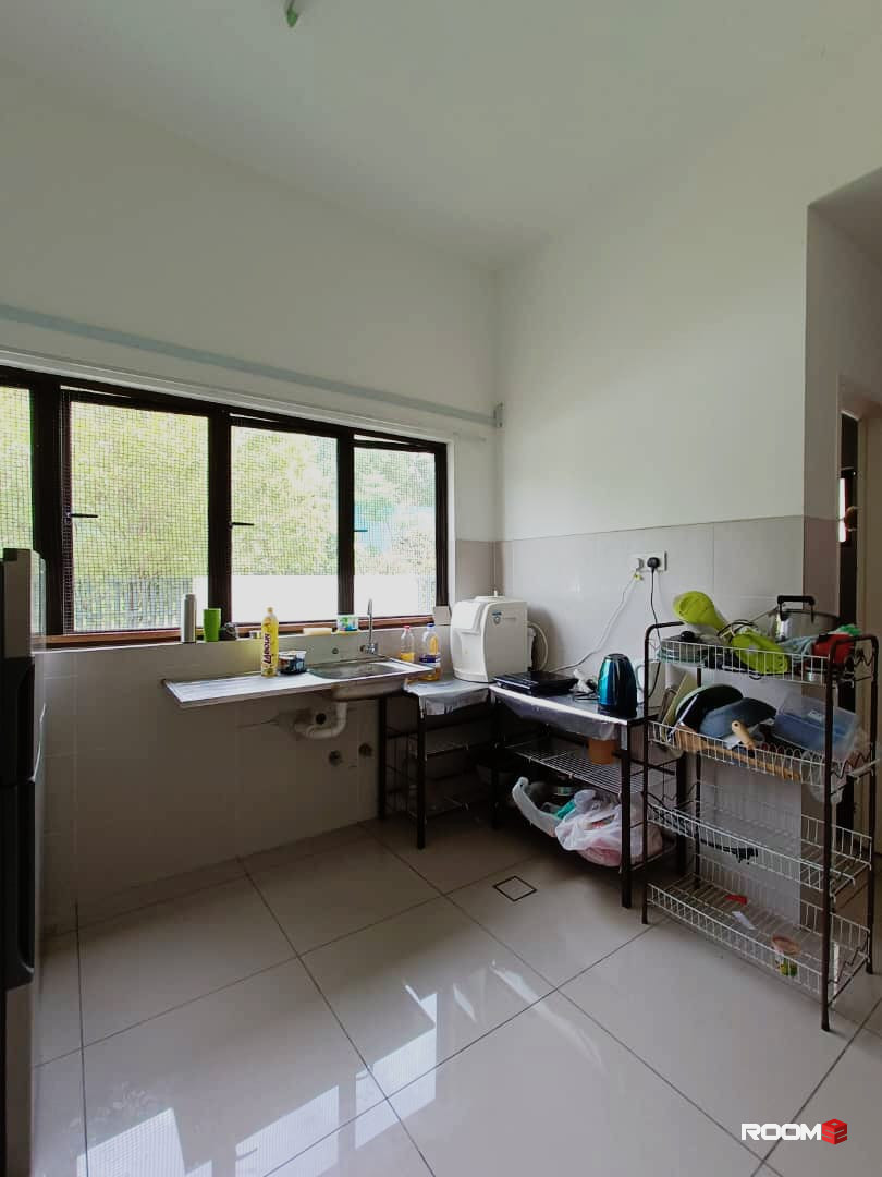 Female Unit 🌈 Room + AirCond + Free WiFi near IOI Puchong LRT 🚄