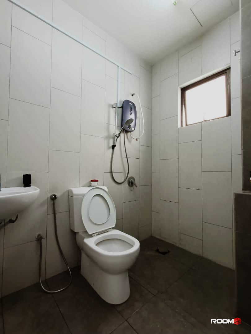 Female Unit 🌈 Room + AirCond + Free WiFi near IOI Puchong LRT 🚄