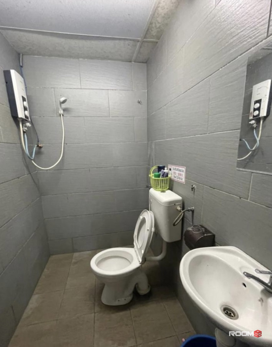 5mins drive to Subang Parade & LRT Subang Jaya 🤩 Free WiFi & Zero Deposit room at SS15 iLive Hostel