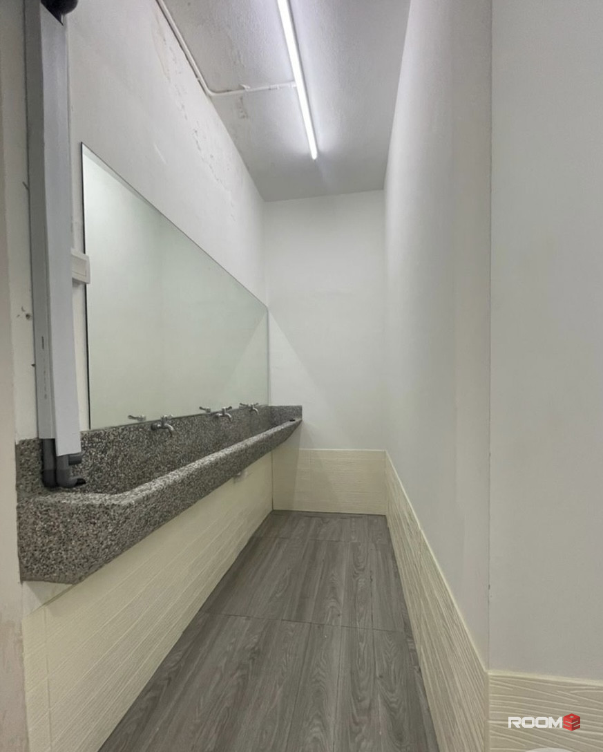 5mins drive to Subang Parade & LRT Subang Jaya 🤩 Free WiFi & Zero Deposit room at SS15 iLive Hostel