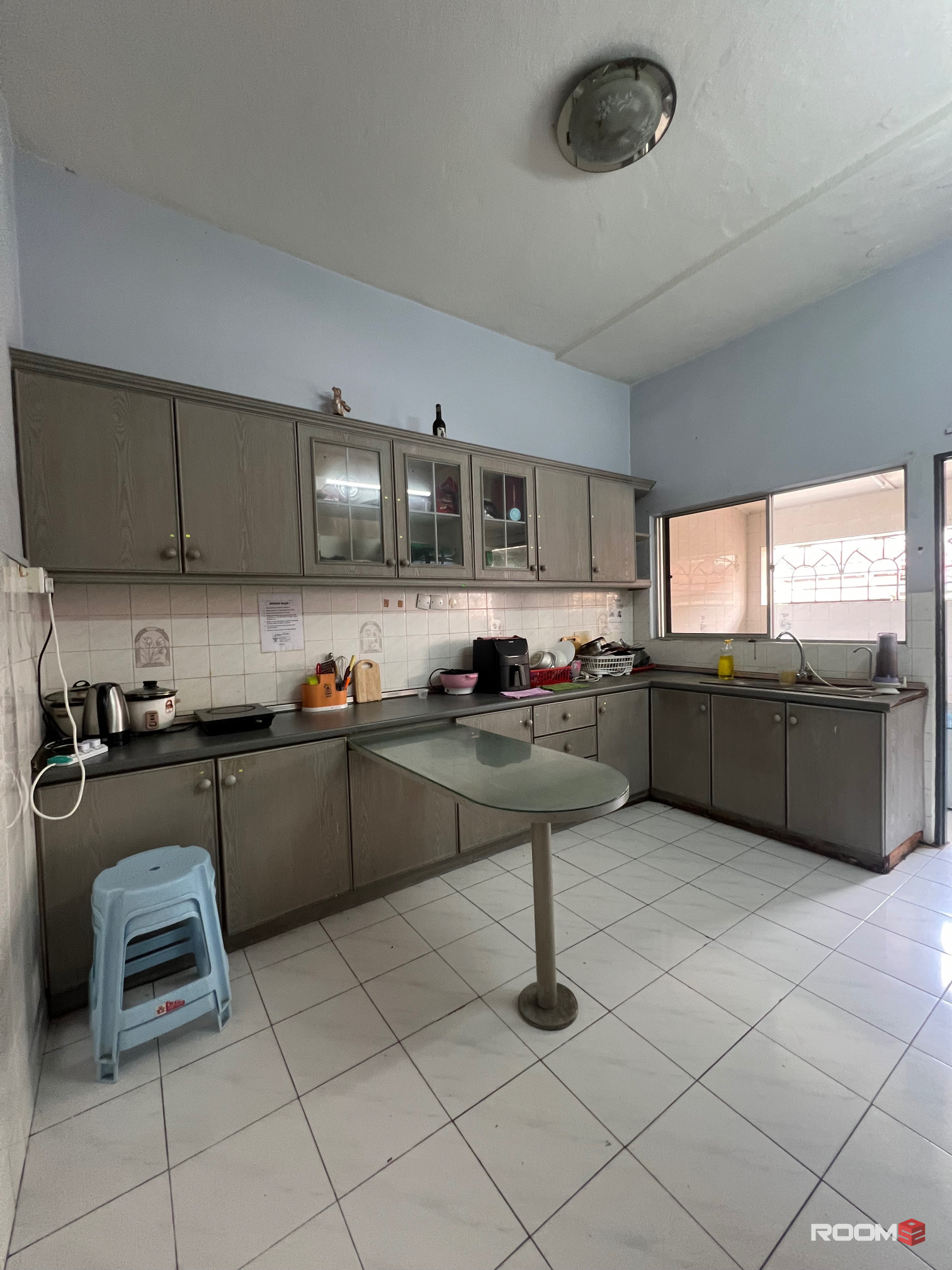 Walking Distance to INTI College & LRT Station. Middle Room Rent in SS15, Subang Jaya