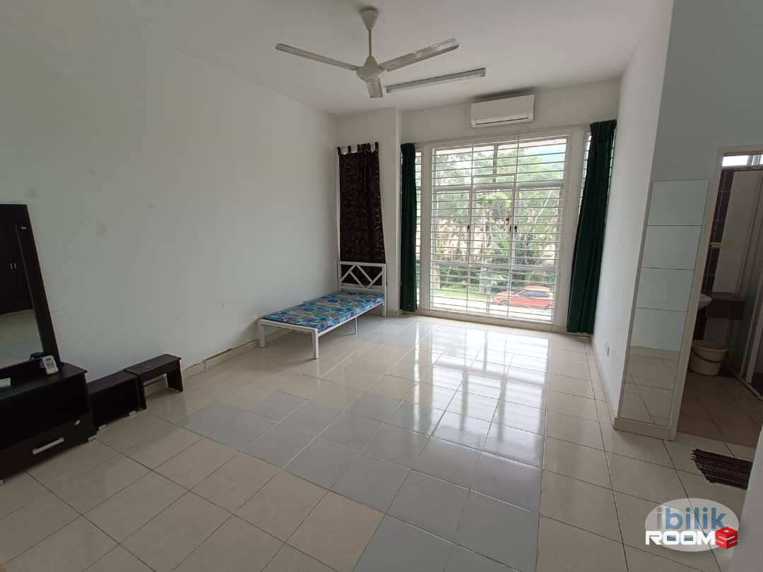 Room for Rent with Air-Cond ❄ @ Setia Indah near SCM, Top Glove