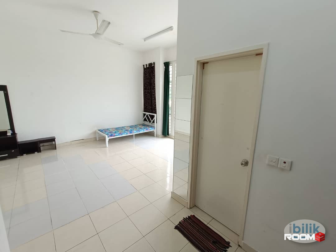 Room for Rent with Air-Cond ❄ @ Setia Indah near SCM, Top Glove