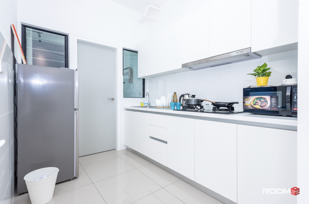 [NO DEPOSIT] [FEMALE] MEDIUM Room to Let