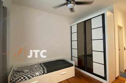 Nice and Clean Middle Room with private toilet