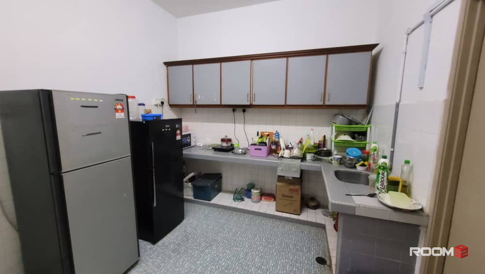 SS15 Female Unit Landed House Master Bedroom To Rent  (Private Bathroom)